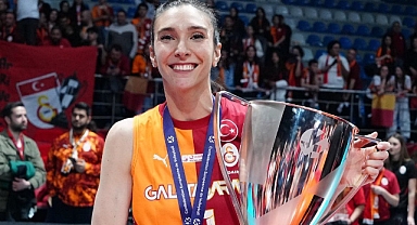 Voleybolun efsanesi Naz Aydemir Akyol’dan tarihi başarı: 27. kupa müzede!