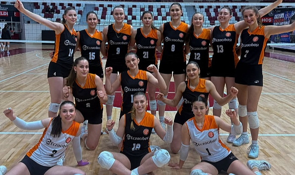İlk yarı finalist Eczacıbaşı