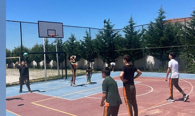 Beton zeminden Türkiye kürsüsüne: Tekirdağlı gençlerin inanılmaz voleybol destanı!