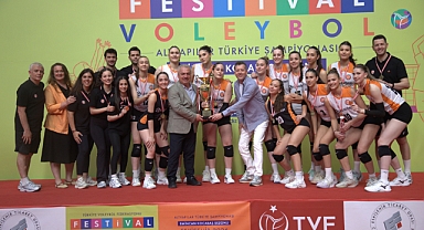 Eczacıbaşı Yıldız Kız Takımı Namağlup Türkiye Şampiyonu!