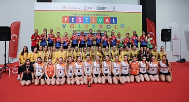 Küçükler kategorisinde zirve Es Voleybol ve Ziraat Bankası'nın oldu