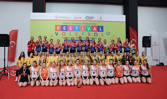Küçükler kategorisinde zirve Es Voleybol ve Ziraat Bankası'nın oldu