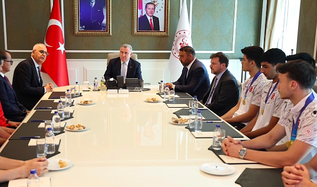 Bakan Dr. Osman Aşkın Bak, Dünya Şampiyonu TVF Spor Lisesi'ni kabul etti