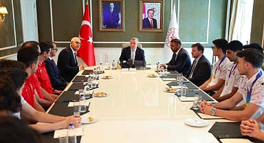Bakan Dr. Osman Aşkın Bak, Dünya Şampiyonu TVF Spor Lisesi'ni kabul etti