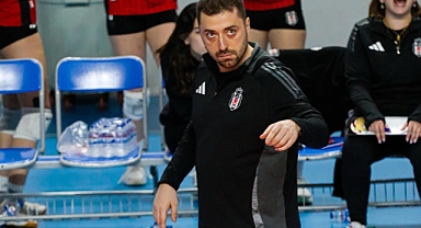 Beşiktaş, sezona damga vuran hocasını bırakmadı